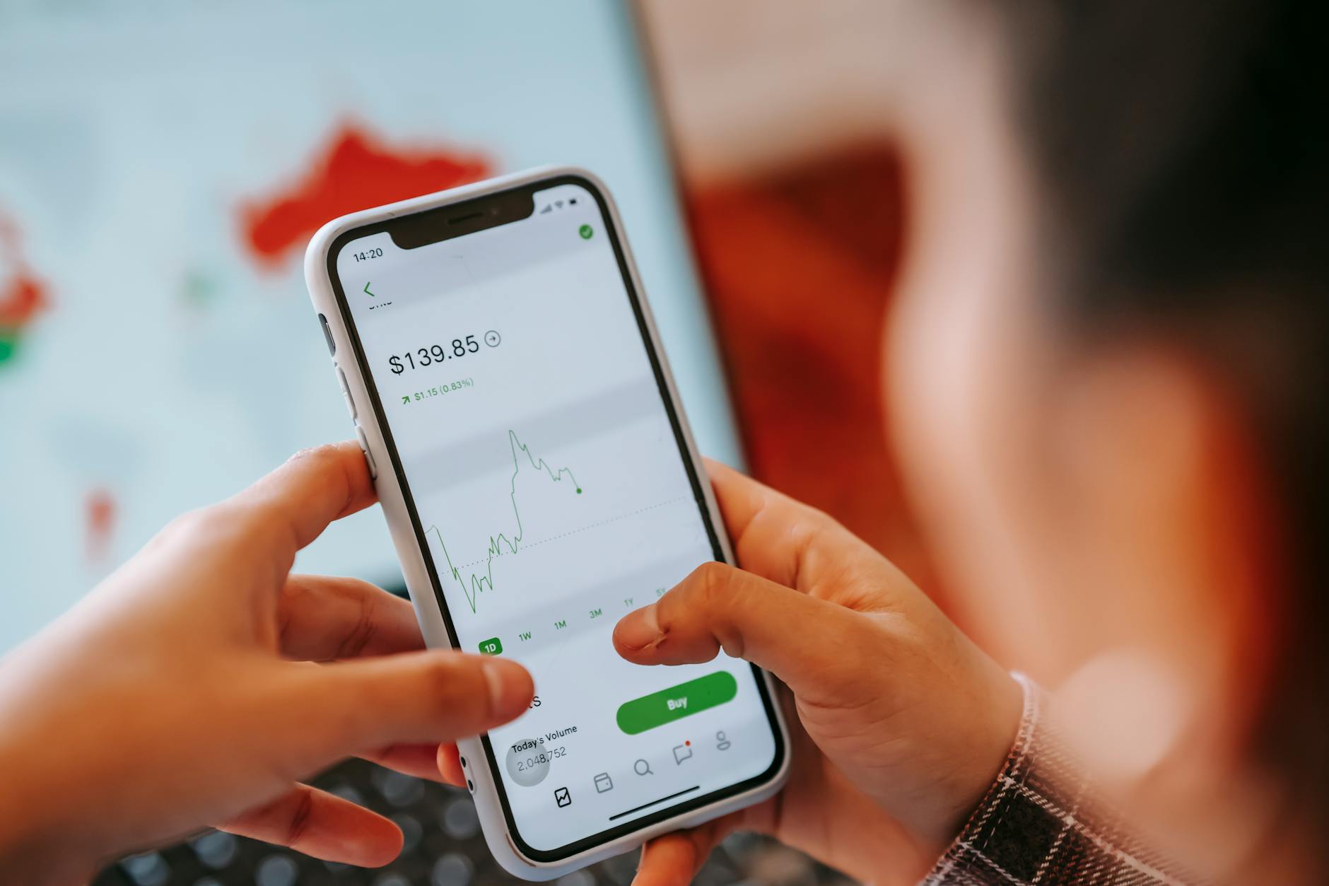 Người dùng thực hiện chuyển khoản ngân hàng trên điện thoại