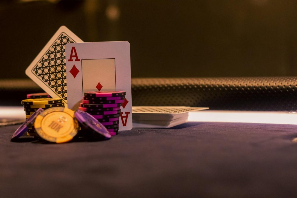 Lá bài và chip trên bàn blackjack