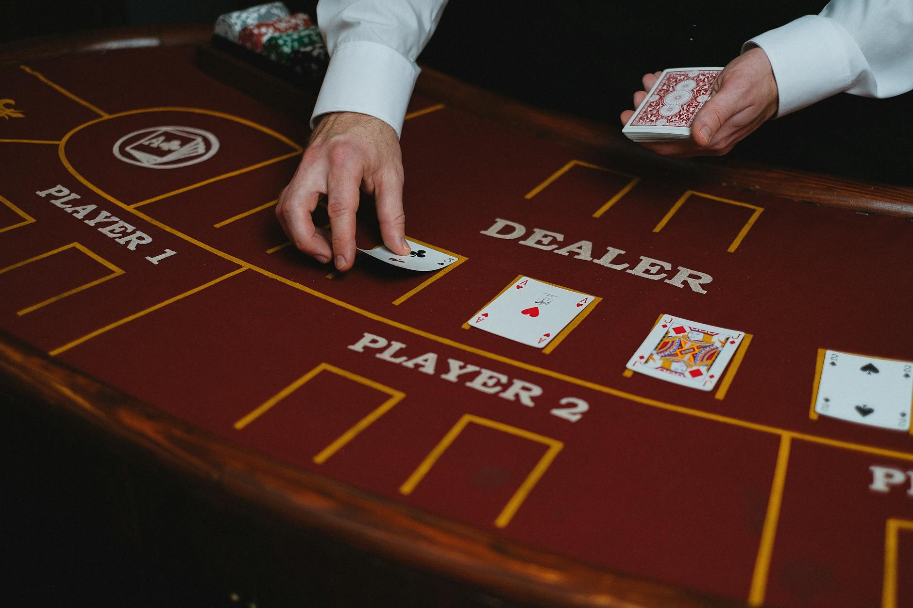Bàn baccarat với các vị trí Player, Banker và lá bài đang được chia