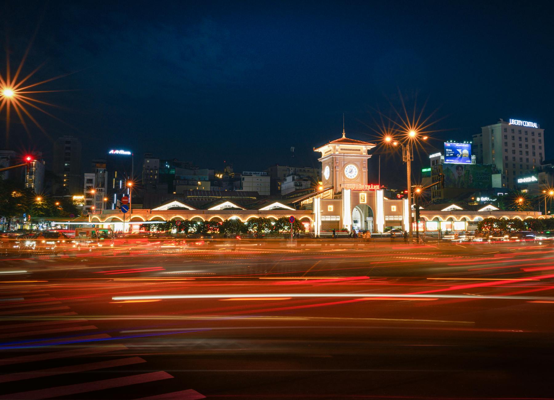 Người chơi ghi chú quản lý vốn cá cược bên cạnh điện thoại và sổ tay
