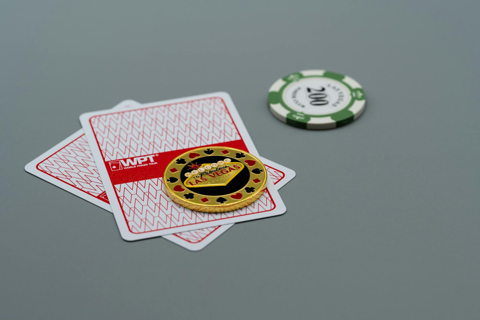 Vòng cược poker với chip và bài chung trên bàn
